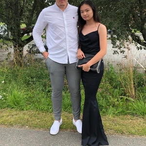 Mörkblå satin klänning  - Superfin mörkblå satin klänning som inte kommer till användning. Fullängd på mig som är 164cm + 3-4 cm klackskor.