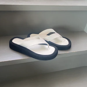 Platå flipflop - Säljer dessa underbara platå flipflop i läder. Använda en enkel gång, som nya! Storlek 38