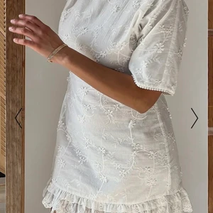 Vit klänning - Supersöt vit klänning från Nakd som är helt slutsåld i alla storlekar. Aldrig använd med lapp kvar. Nypris 549 kr. Perfekt för sommaren, midsommar, konfirmation, student, skolavslutning osv. Verkligen så snygg! Franten kostar 66 kr