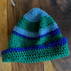 Stickad mössa - Virkad mössa gjord av mig. Passar antingen som lite mer tight sittande mössa på vuxen, eller stor och mysig för barn. Priset+frakt