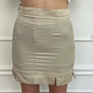 y2k kjol - färg: beige. storlek: S (36-38). möts upp i stockholm eller fraktar :)