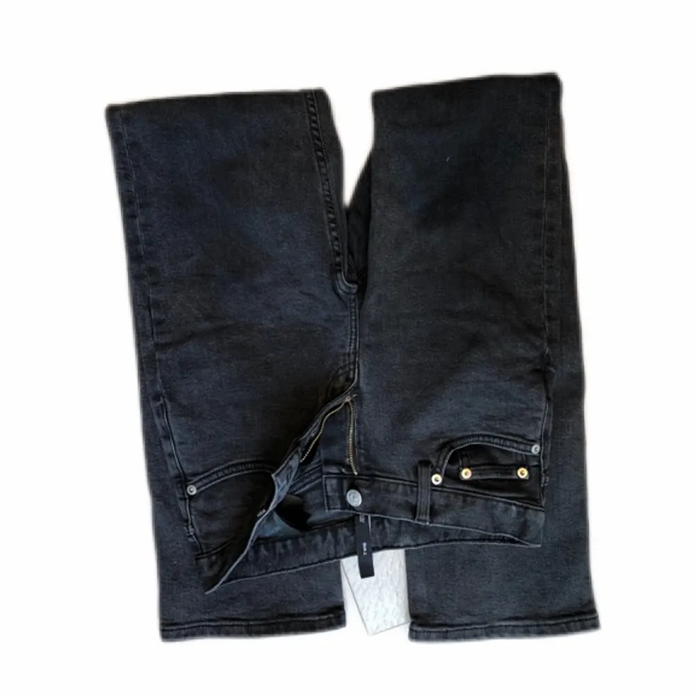 Balla weekday byxor som går under naveln  Köpta för 500kr i butiken botcut/straight model . Jeans & Byxor.