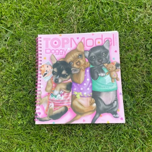 Top modell - Helt oanvänd ToppModell ritbok, bara tagit några få klistermärken💗Färgläggning o klistermärken av olika hundar🥰40kr+frakt (13kr)