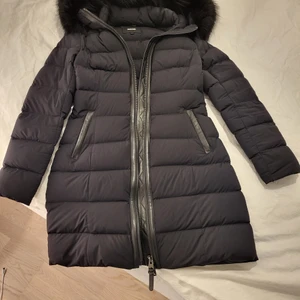 Mackage dunjscka stl xs - Mackage dunjscka stl xs köpt från Luisaviaromas hemsida. Sparsamt använd och är i gott skick. Den är kemtvättad i år februari månad. Nypris 10000kr. 
