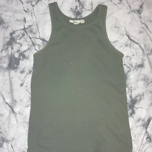 Linne - Säljer nu ett linne för 40kr. Köpt för 90kr men säljer lite billigare pris. Frakten blir 39kr men paketet kan tyvärr inte bli spårbart💘