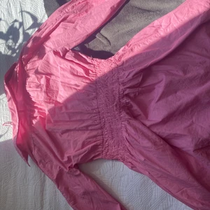 Zara Klänning  - Säljer denna rosa klänning från zara. Den är verkligen super fin men har inte andvpnt den så särskilt mycket så därför säljer jag den💗💗. Den är bara andvönd ett par få gånger, kom privat för att se fler bilder💗