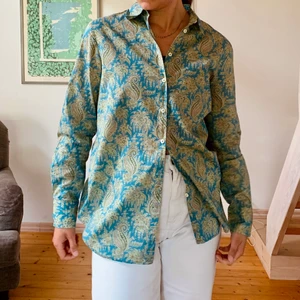 Paisleymönstrad Skjorta Morris 38 - Jättevacker paisleymönstrad skjorta från Morris i storlek 38. Sydd i bomullstyg från Liberty. Använd en gång och därmed i absolut nyskick. Relativt liten i storlek. 