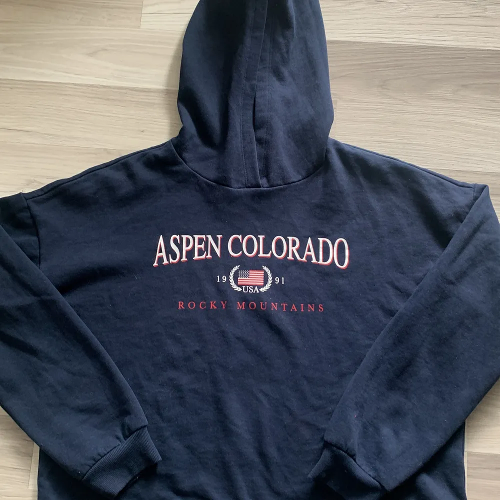 Marinblå Aspen Colorado hoodie från Gina tricot stl M. Hoodies.
