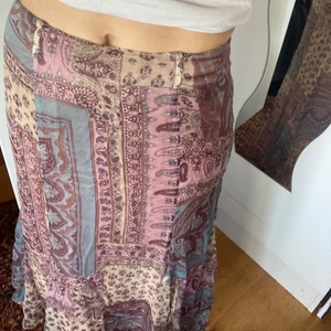 Bohemisk kjol  - Såååå najs, fint mönster fina färger! Går ner till fötterna på mig ca 167cm! Stängs med dragkedja’! i jättebra skick