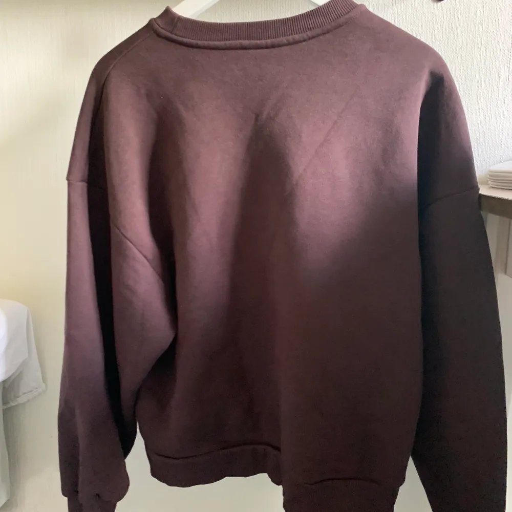 En brun sweatshirt från Gina inte alls använd 💗. Tröjor & Koftor.