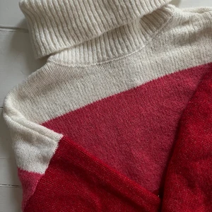 Stickad färgglad tröja - En så fin stickad tröja med hög krage ifrån ONLY! Så snygg att dra över en klänning en sen sommarkväll💕🌤🌸 Tröjan är i XL, dock är jag en S/M men den sitter så bra på! 💓