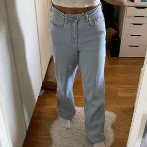 INTRESSEKOLL på dessa jeans från madlady! storlek 34 🤍 uppsydda och kan bli ca 6cm längre, jag är 158!