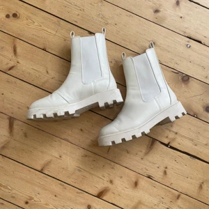 Vita boots - Har endast använt dessa 2ggr men har fått lite missfärgningar på sulan. Går säkert att ta bort. 
