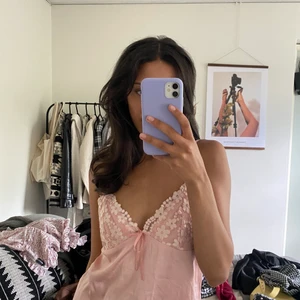 Gullig rosa topp med spetsdetaljer - Säljer denna söta rosa topp då den tyvärr inte kommer till användning. Vet inte märke då jag köpt den här på plick✨ storlek xs men passar även s. Alla bud är bindande så buda inte om ni inte har pengar❤️ Gå gärna in och kika på mina andra annonser🥰