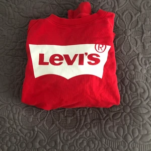 Levi’s sweatshirt - Säljer denna grymt sköna oversized sweatshirt från Levi’s pågrund av att den inte kommer till användning hos mig. Den är sparsamt använd och är nästan som ny. Storlek XS men skulle fungera för S-M, beroende på hur man vill att den ska sitta.