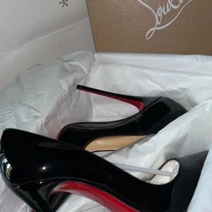 louboutin so kate black - nya skor, använt 3 gånger inte min smak.