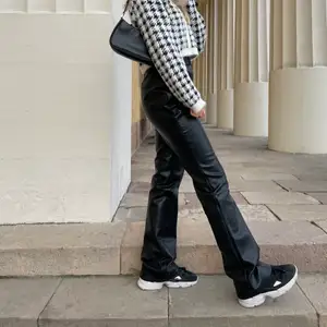 ”Fake” skinnbyxor från NAKD, storlek 36. Använda ett fåtal gånger. Högmidjade med ett tillhörande bälte till byxorna. Bra längd för mig som är 168 cm.