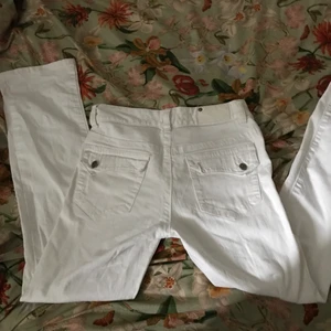 Lågmidjade utsvända jeans - Jätte snygga low waisted jeans som är utsvändga!