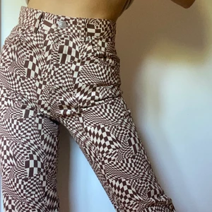 Mönstrade boyfriends-jeans - Har använd denna en gång, väldig skön boyfriend jeans med bruna och beige mönster på! Köpte från Pull&Bear i storlek 34(: