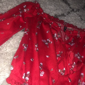 Sommar topp - En super gullig sommar topp med fina detaljer. Köpt på H&M. Säljer för att den är för liten. Knappt använd  den så den är i fint skick.💗