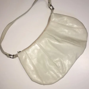 Liten handväska - Liten ljusbeige handväska i fint skick från HM! Köpt second hand men aldrig använd utav mig då jag insåg att den inte riktigt var min stil. Bilden med ett par solglasögon bredvid är för att få en uppfattning om storleken, de ingår alltså inte 👜