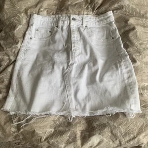 Kjol - Säljer min jeanskjol i storlek 38 ifrån Ginatricot. Pris kan alltid diskuteras. Skriv för fler bilder eller frågor ❤️