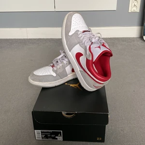 Jordan 1 low - Säljer mina skitsnygga Jordan 1 lows. De är lite creasade och skick 8/10. Köpta på footlocker i Paris. 