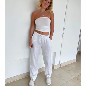 Linnebyxor - Helt nya vita linnebyxor från design by si, endast testade. Jätte fina men säljer pga att dom var för små, köparen betalar frakten💕 storlek XS/S, short length 