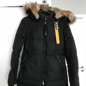 Parajumper jacka  - Longbear I nytt skick knappt använd storlek XXS men passar även XS vill få den såld som snabbt som möjligt 
