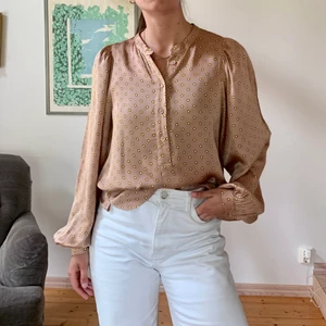 Rosa prickig blus Second Female S  - Prickig blus från Second Female, storlek Small. Svårt att återge färgen bra, men jag skulle beskriva den som laxrosa med gula prickar. Lite varmare än på bilderna. Fint begagnat skick, endast använd 2 gånger. 100% viskos.