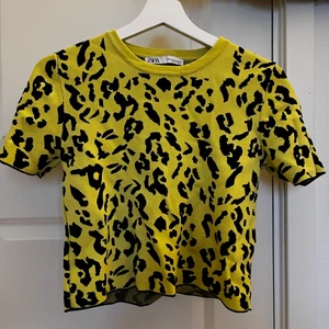 Leopard Topp  - Toppen är från Zara och är använd bara ett fåtal gånger. Passformen är hyfsat tajt, väldigt skönt material. Toppen är i storleken M. Ursprungliga pris var 289kr. 