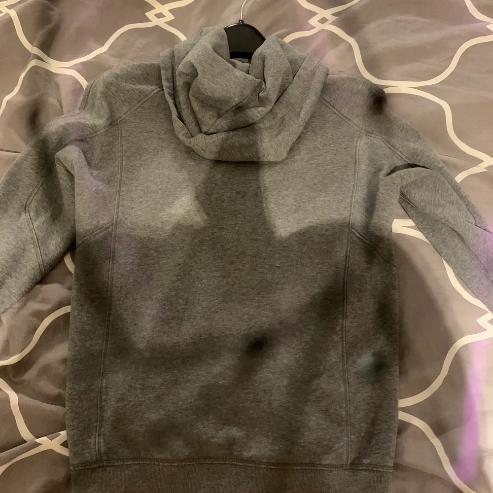 Säljer en grå peak zip hoodie då den är för liten för mig, väldigt snygg annars, bra skick . Tröjor & Koftor.