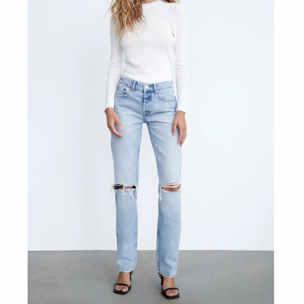 Jättefina och oanvända jeans från zara, bara att fråga för fler bilder🫶🏼🫶🏼 tar köp nu!. Jeans & Byxor.