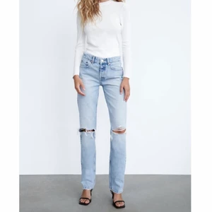 Zara mid rise jeans  - Jättefina och oanvända jeans från zara, bara att fråga för fler bilder🫶🏼🫶🏼 tar köp nu!
