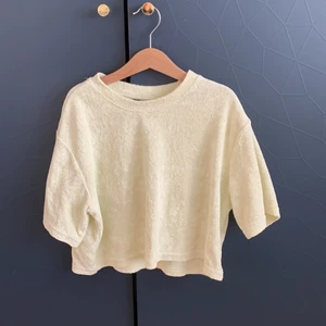 Topp från Gina tricot💗 - En gul och fin topp från Gina. Materialet är typ som en trasa🤌🏼 Den är kort i modellen alltså en magtröja💗 säljer denna för 40kr men priset kan diskuteras och det kan bli en budgivning på den💞 Den är i storlek xxs som man ser på sista bilden🌸