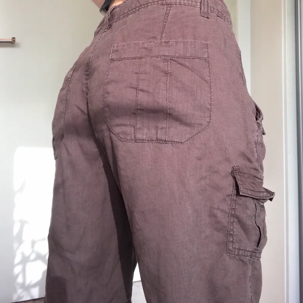 Cargo shorts från Kappahl. Midjemått (rakt över): 43 cm, innerbenslängd: 22,5cm. De är mörkare och färgen är mer brun i verkligheten (inte lika rosa som på bilderna). Tunt material. Begagnat skick, men inga tydliga defekter. Köparen står för 66kr frakt!. Shorts.