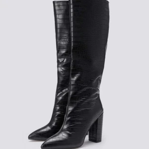 Bootz med klack - Säljer mina en gång använda bootz i jätte fint skick. Säljer dem pga att dem är för små för mig. Stlrk 39 men passar 38 