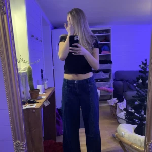 Baggy jeans - Säljer mina baggy och low waisted jeans ifrån NA-KD som knappt använda, jätte snygga men dom är inte min stil så det är därför jag väljer att sälja dom, långa i benen, köparen står för frakten.