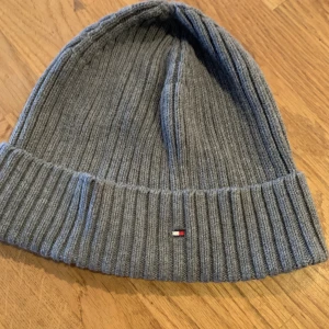 tommy hilfiger mössa - Säljer denna snygga mössa oanvänd, 10/10 hör av er