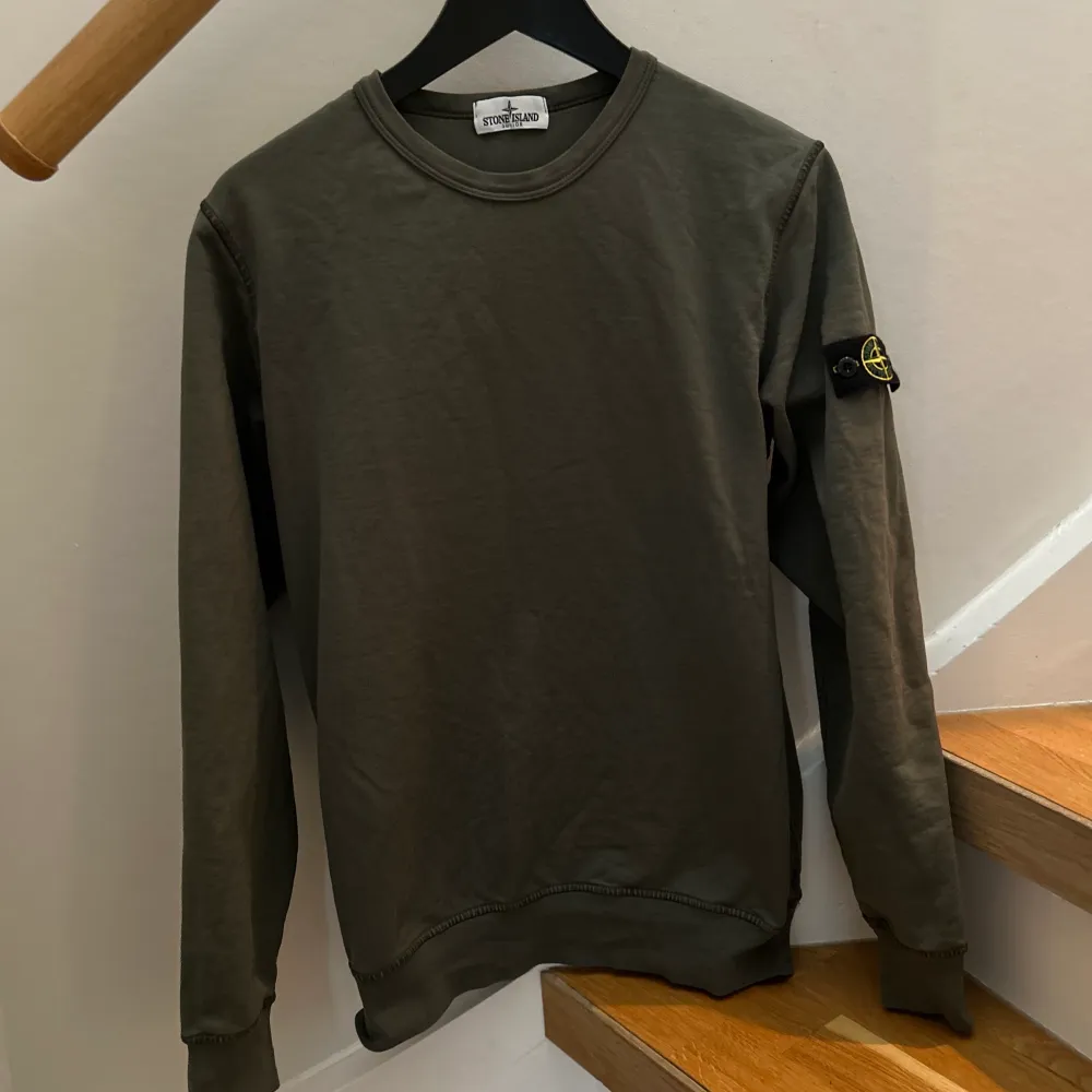 Hej! Jag säljer min fina stone island tröja för den är för liten för mig. Har bild på kvitto från nk till tröjan. Perfekt till sommaren att använda denna exsklusiva tröja!. Tröjor & Koftor.