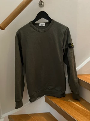 Stone island tröja  - Hej! Jag säljer min fina stone island tröja för den är för liten för mig. Har bild på kvitto från nk till tröjan. Perfekt till sommaren att använda denna exsklusiva tröja!