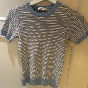 Zara topp - Mycket populär topp från zara som är helt slutsåld. Använd men i mycket bra skick! Stl M men passar likaväl mig som normalt är en S 🤍frakt 69kr