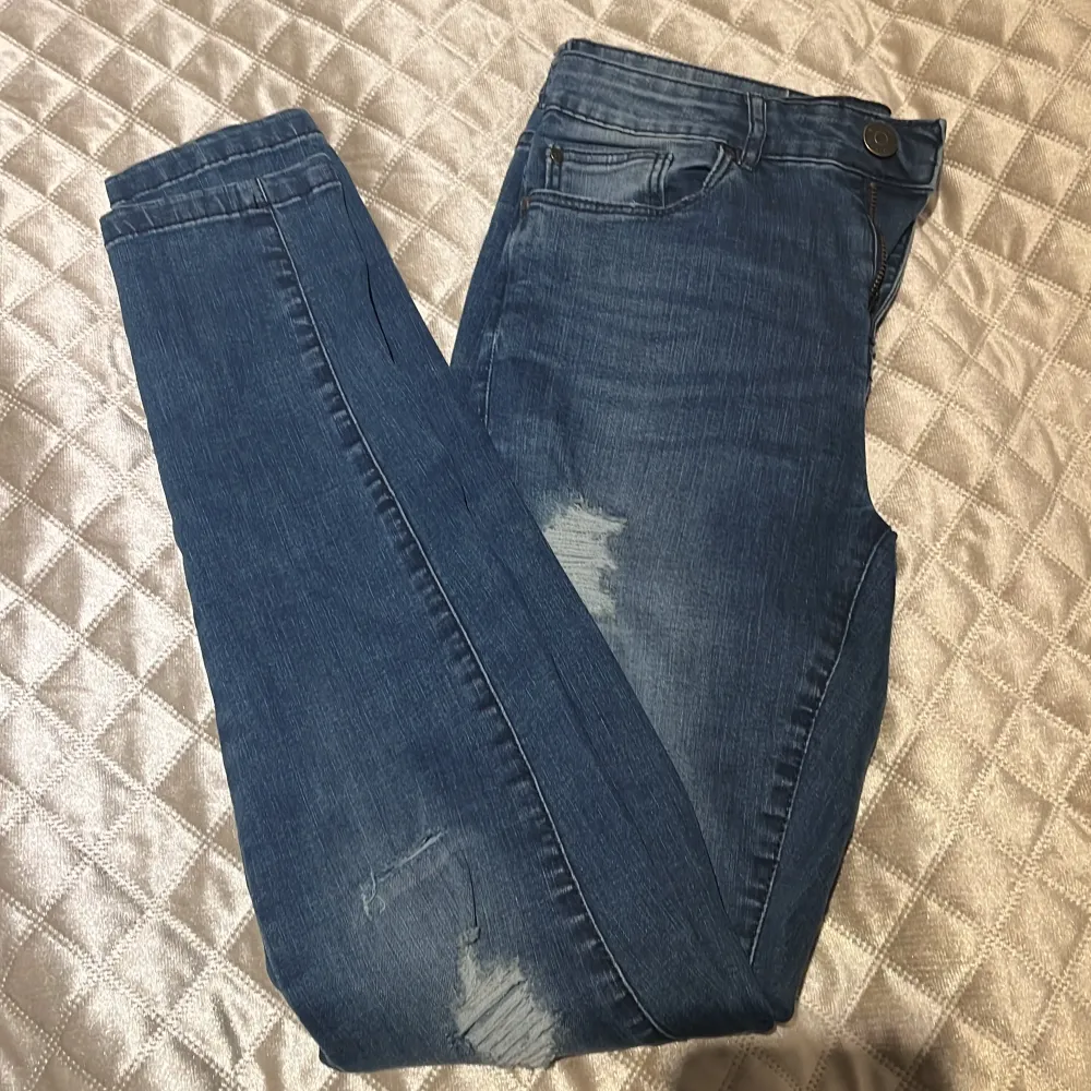 Mörkblåa jeans med hål i. Bekväma och inte för högmidjade och inte för lågmidjade. . Jeans & Byxor.