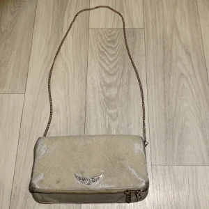 Zadig och Voltaire väska - Skulle vilja byta den här mig en svart Zadig väska. Den är ganska sliten men funkar endå. Möts helst upp i Stockholm. Skriv för fler bilder