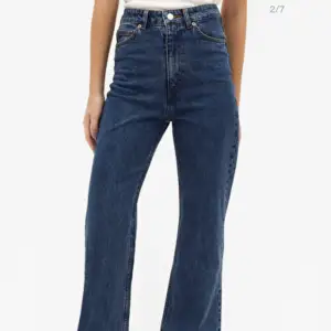 Säljer dessa supersnygga mörkblåa jeans från Monki. Som jag tyvärr har växt ur. Jag köpte dessa byxor i höstas. Nyskick & endast andvända nån gång. Köparen står för frakten. Kontakta för fler bilder eller frågor. KLICKA INTE PÅ ”KÖP NU” 🫶