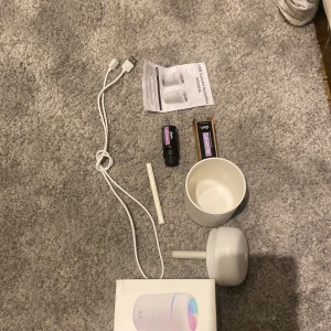 H2O CLOUDER - Lavendel doft  Knappt använt som nytt skick  Kan lysa Tillbehör: H2O CLOUDERN, nytt stick, instruktionsbok +laddare som man måste ha in medans man använder CLOUDERN