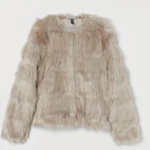 Pälsjacka - Varm jacka från H&M i fake päls. Otroligt skön på, använd fåtal gånger. 