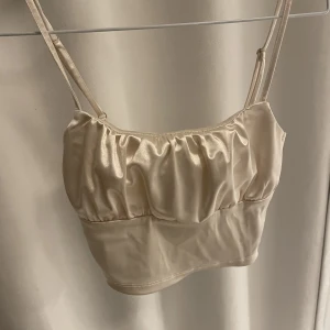 Topp  - Champagne färgad topp från hm, i storlek xs 