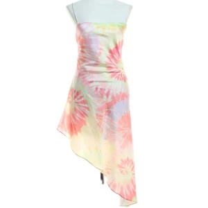 Silkesklänning - Magisk asymmetrisk silkesklänning från Lovers + Friends. Sitter supersmickrande och är så somrig och fin. Ena sidan är kortare och andra är längre, perfekt skick