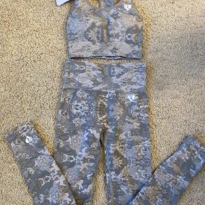 Träningsset från women’s best - Träningsset från women’s best, sport-bh är helt ny och tightsen endast använda 1 gång så de är i nyskick. Båda delarna är i stl S, 350kr + frakt